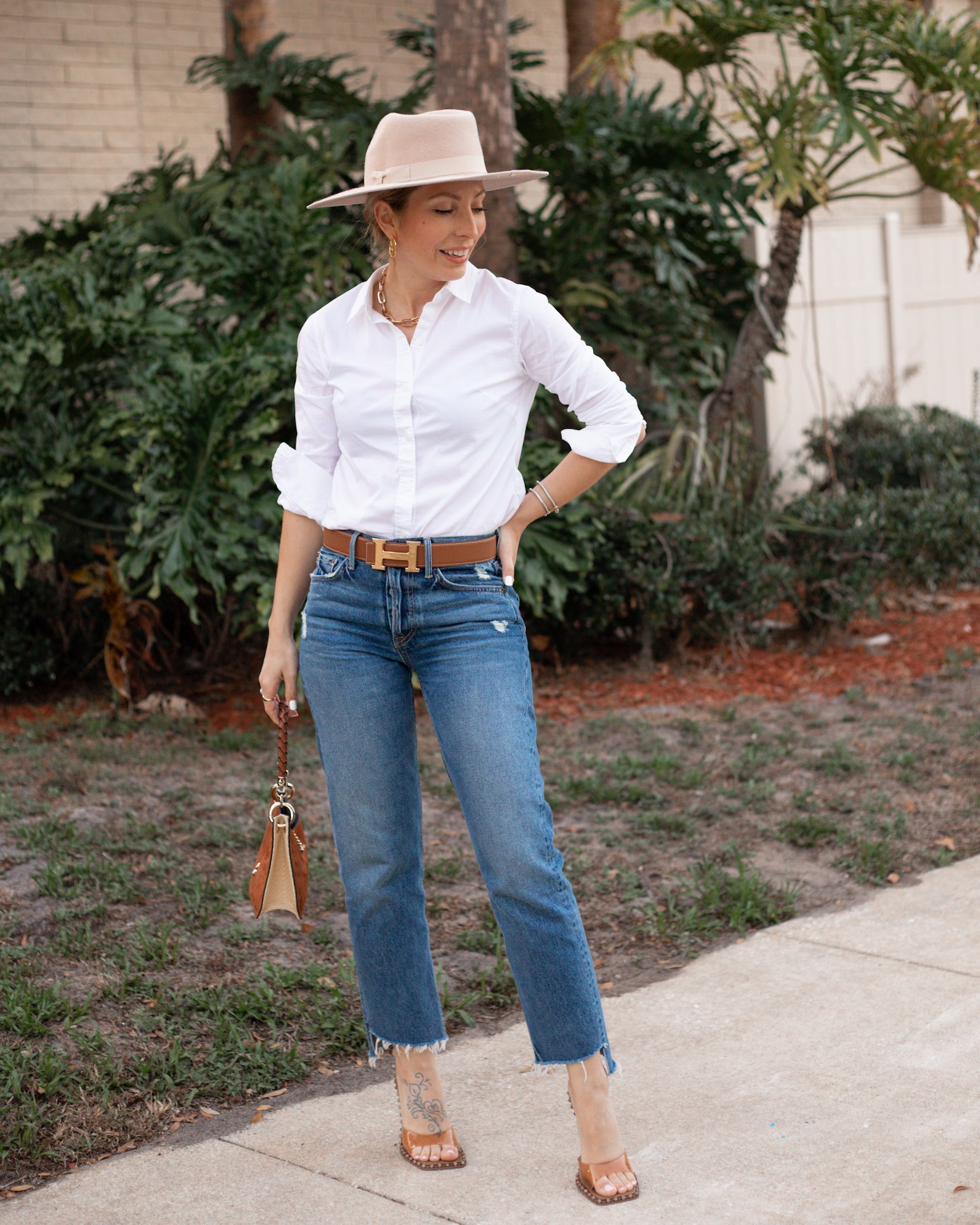 WHITE SHIRT AND JEANS BELTED