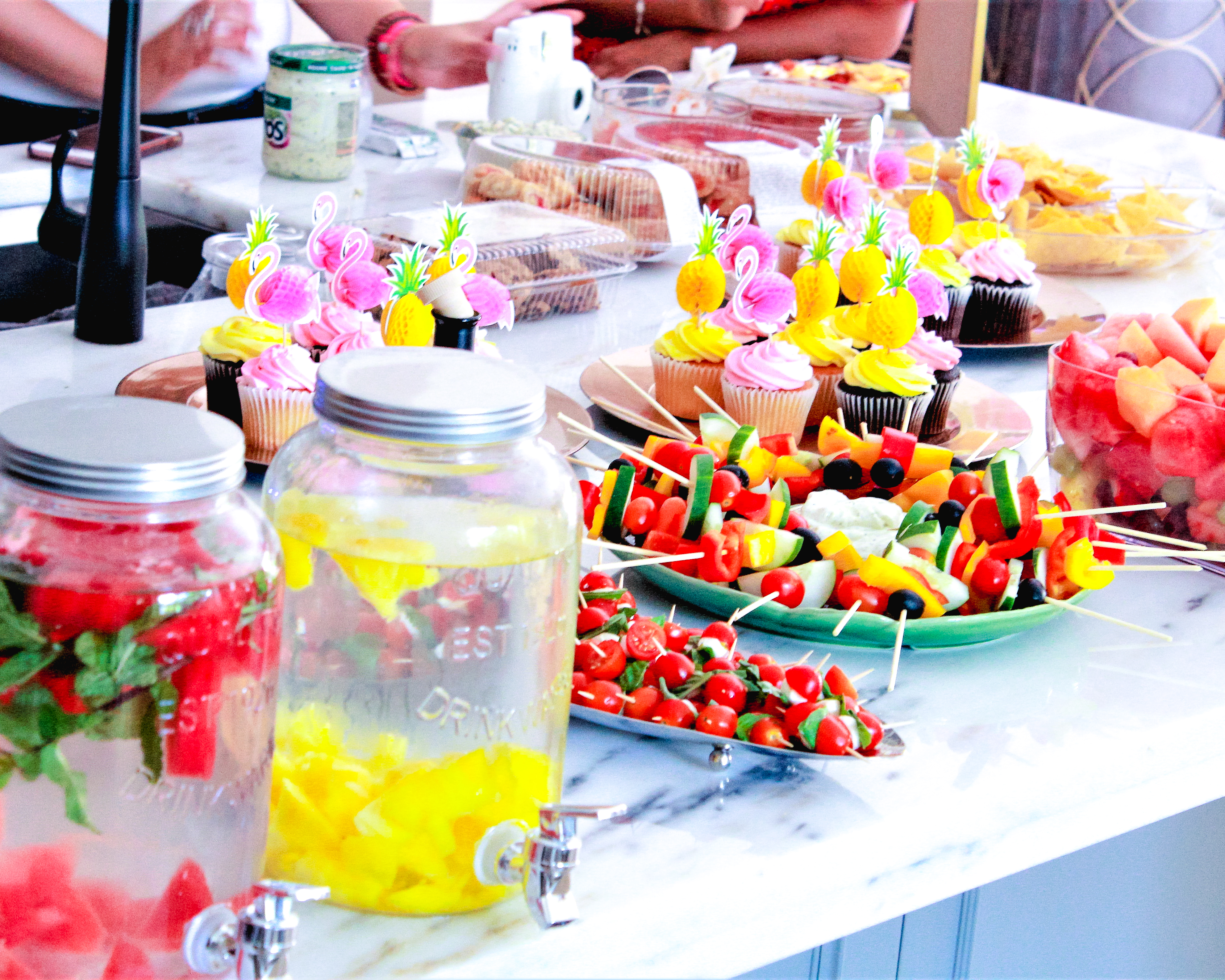 PINEAPPLE AND FLAMINGO POOL PARTY