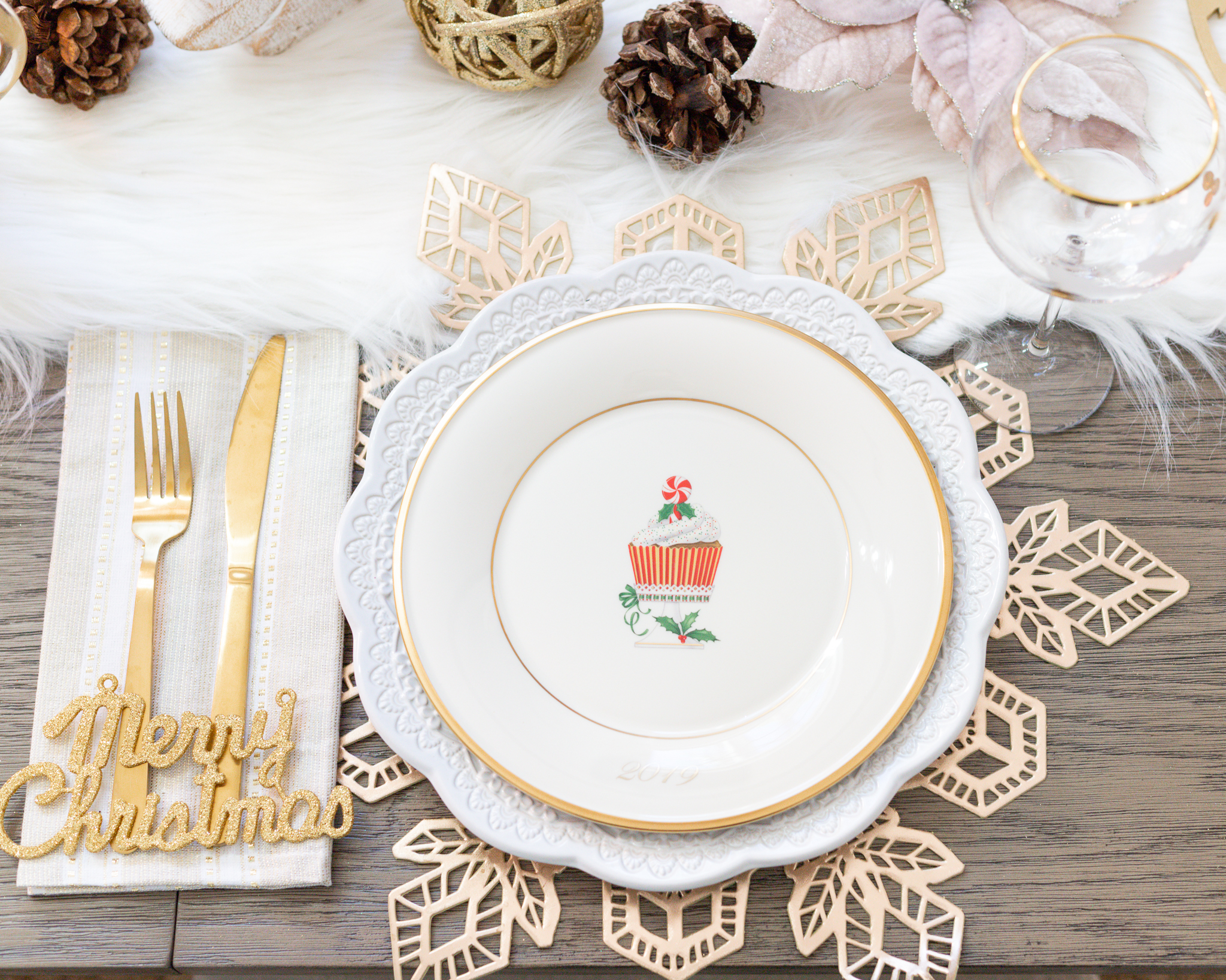 HOLIDAY TABLESCAPE WITH LENOX DINNERWARE