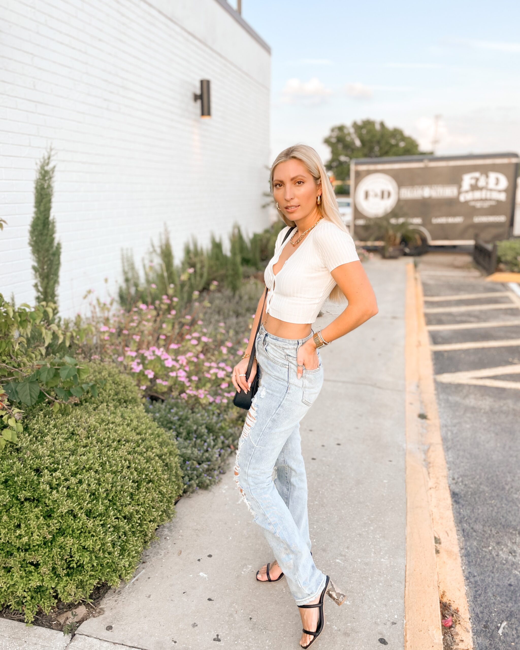 BLONDE GIRL WHITE CROP TOP DESTROYED JEANS